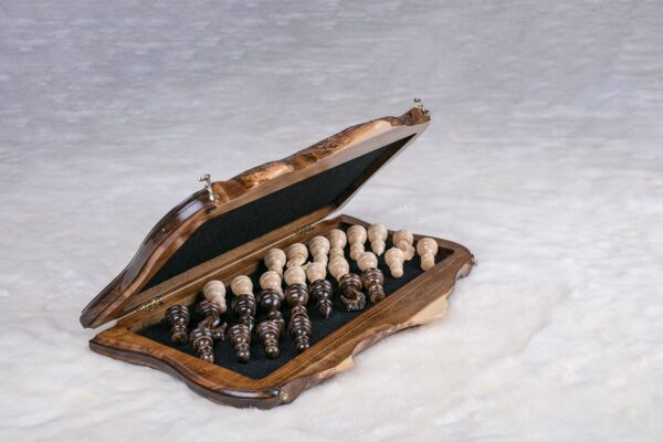 Skák með höfundarréttarvarið Mount Ararat Outline Olive Wood Set